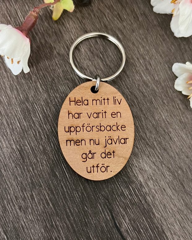 Nyckelring - Hela mitt liv har varit en uppförsbacke men nu jävlar går det utför.