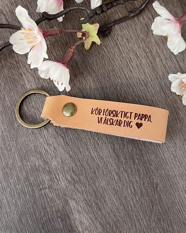 Nyckelring i läder - Kör försiktigt pappa. Vi älskar dig <3