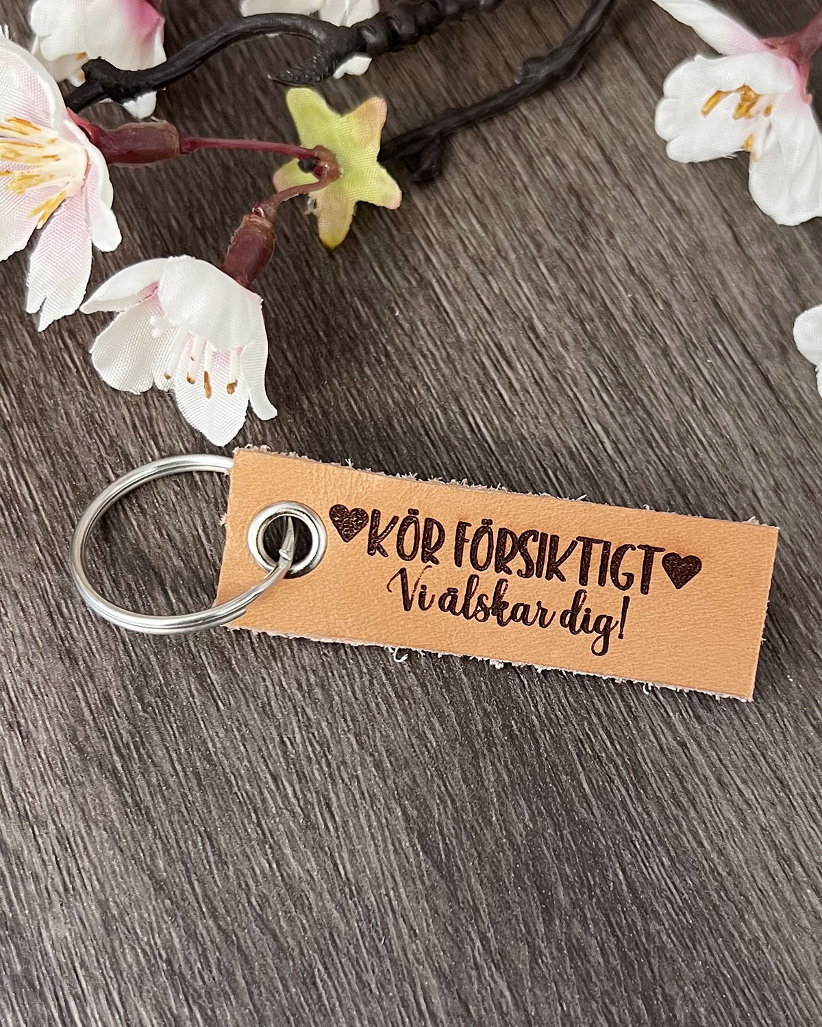 Nyckelring i läder - Kör försiktigt <3 Vi älskar dig!