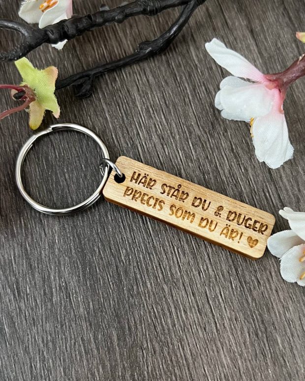 Nyckelring - Här står du & duger precis som du är!