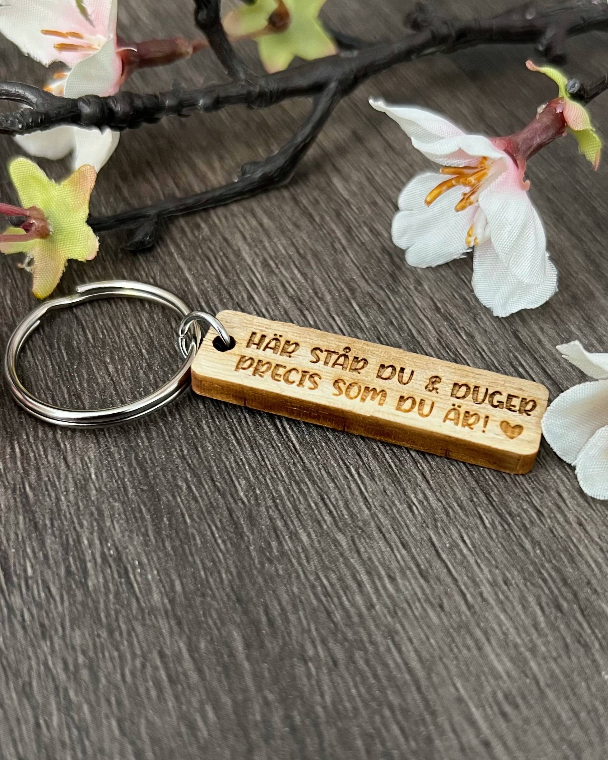 Nyckelring - Här står du & duger precis som du är! - Bild 2
