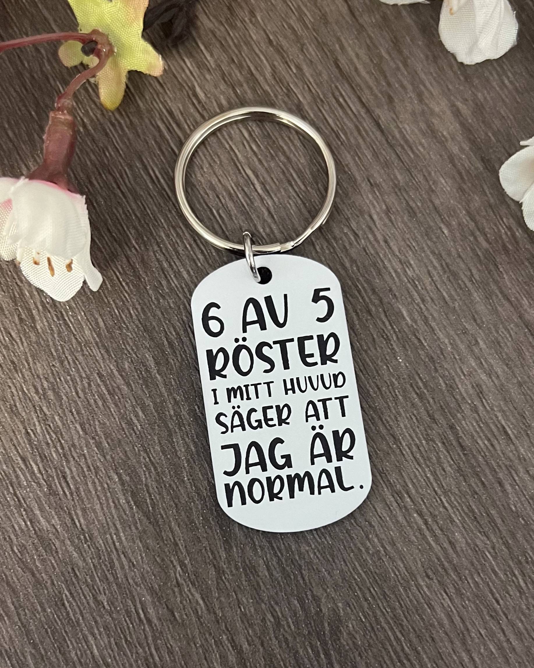 Nyckelring - 6 av 5 röster i mitt huvud säger att jag är normal.