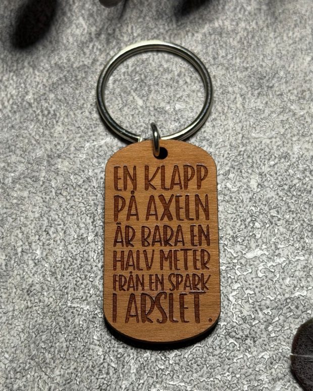 Nyckelring - En klapp på axeln.